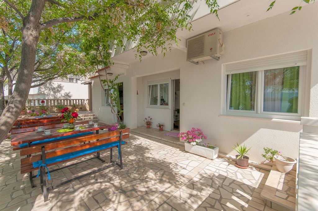 Apartments Zdenka Omis Bagian luar foto