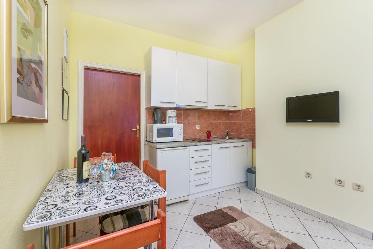 Apartments Zdenka Omis Bagian luar foto